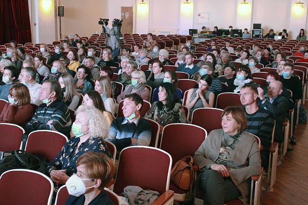 В Пушкинском театре ДВФУ состоялась дальневосточная премьера спектакля о благотворительности «Люди добрые».