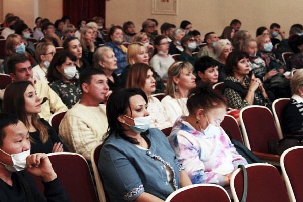 В Пушкинском театре ДВФУ состоялась дальневосточная премьера спектакля о благотворительности «Люди добрые».